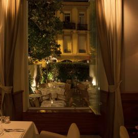 Top Italian eatery in Cannes with upstairs champagne bar